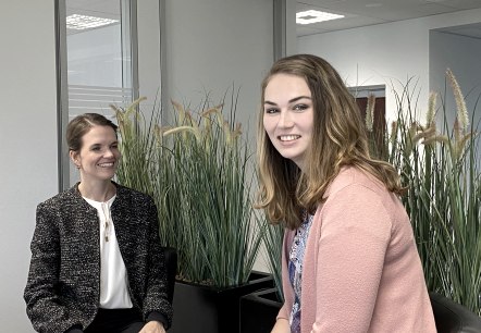 Carola Schwarz, Teamleiterin für den Bereich Kultur- und Personalmanagement (links) und Mitarbeiterin Sarah Gibalowski., © Eifel Tourismus