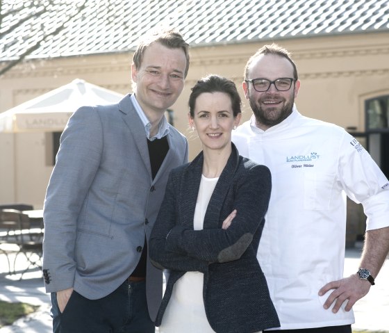 Eigentümer Johannes von Bemberg (li) sowie Katharina und Oliver Röder, © Landlust Burg Flamersheim