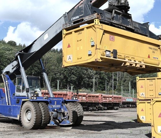 Die Reachstacker sind wendig und heben die Container vom LKW auf die Schiene, © Eifel Tourismus/Petra Grebe