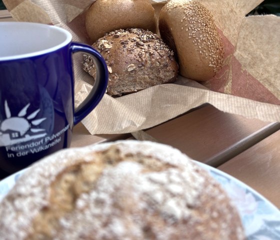 Kaffee und Brötchen, © Feriendorf Pulvermaar