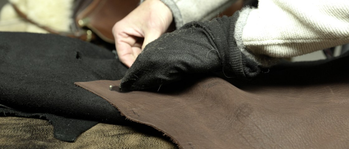 Das Leder wird poliert, © Eifel Tourismus/Petra Grebe