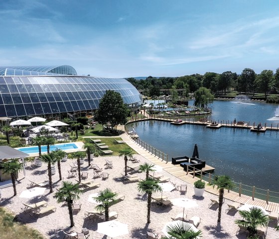 Der Strand der Therme Euskirchen mit großem Natursee, © Therme Euskirchen