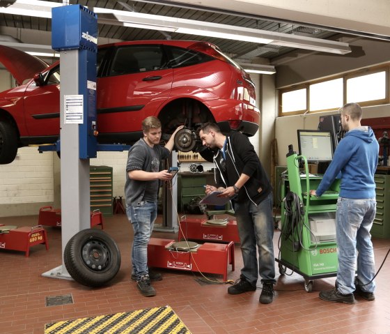 Schüler in der KFZ-Werkstatt, © Berufsbildungszentrum Euskirchen