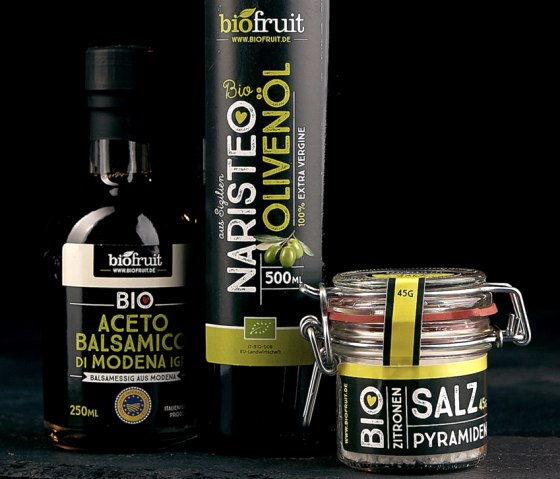 Von biofruit gibt es auch Sortiment an verschiedenen Balsamicos, Olivenöl und Gewürzen, © biofruit GmbH