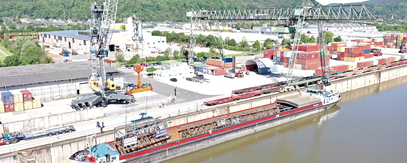 Ein Binnenschiff wird verladen, © Trierer Hafengesellschaft mbH