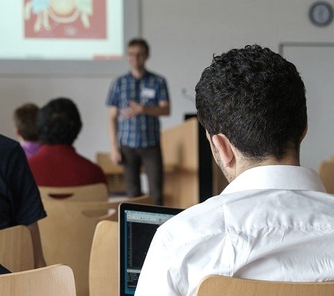 Seminar, © Bild von Ulrich Wechselberger auf Pixabay