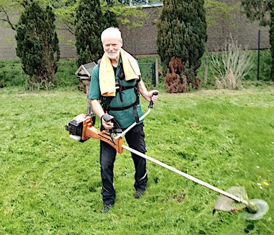 Peter Nießen übernimmt gerne mal die Gartenarbeit für andere, © GenoEifel