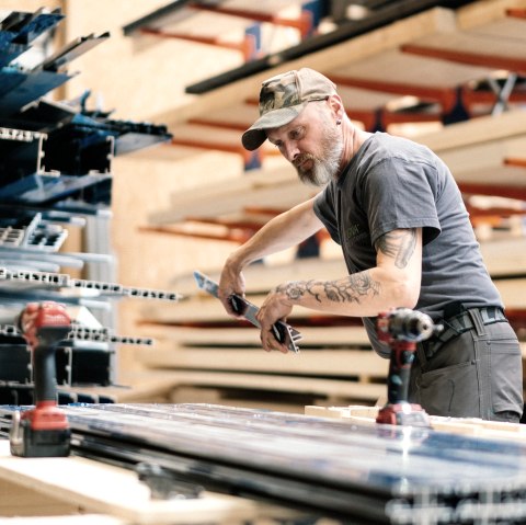 Handarbeit im Hallenbau, © Zukunftsinitiative Eifel (c) Lars May