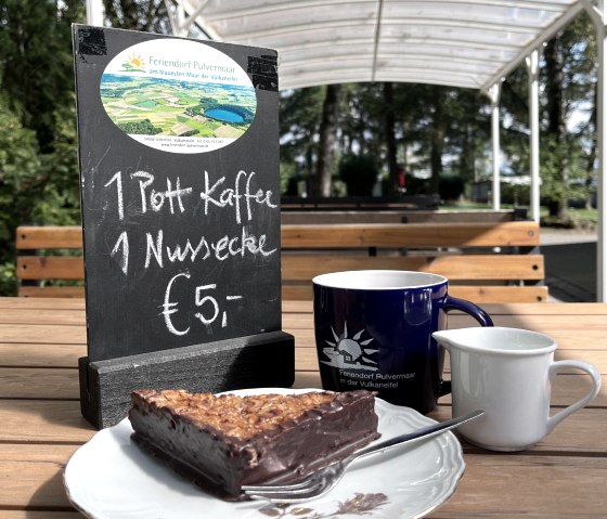 Kaffee und Kuchen, © Feriendorf Pulvermaar