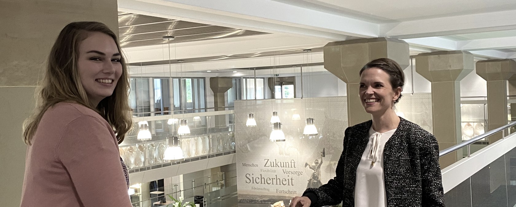 Carola Schwarz, Teamleiterin für den Bereich Kultur- und Personalmanagement (rechts) und Mitarbeiterin Sarah Gibalowski in der Geschäftsstelle der Volksbank Eifel eG., © Eifel Tourismus