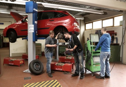 Schüler in der KFZ-Werkstatt, © Berufsbildungszentrum Euskirchen