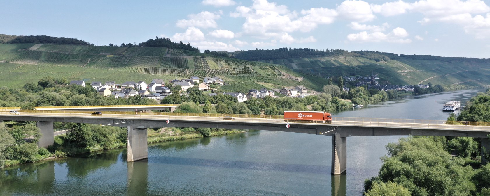 LKW unterwegs auf der Autobahn, ©  ELSEN Holding GmbH