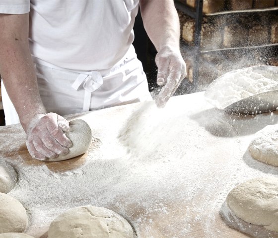 Brotteig kneten, © Bäckerei Lutz