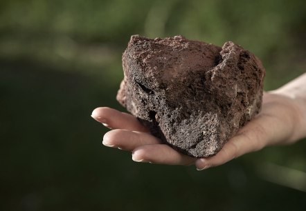 Vulkanschlacke aus dem Geopark, © Natur- und Geopark Vulkaneifel GmbH