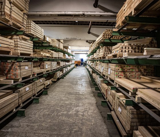 Im eigenen Holzlager steht eine breite Auswahl an Hölzern für die Produktion bereit., © UNILUX