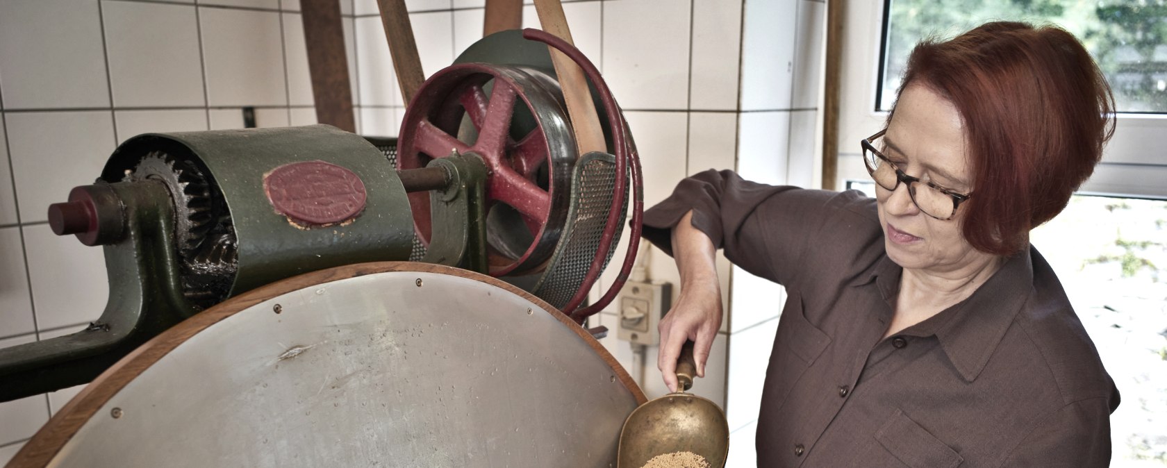 Ruth Breuer setzt die Maische an, © Historische Senfmühle Monschau