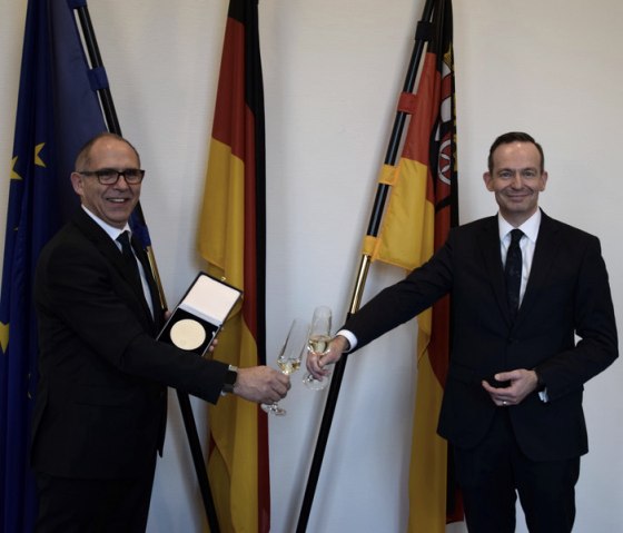Wirtschaftsminister Dr. Volker Wissing hat Matthias Kuhl für sein Engagement für den Wirtschaftsstandort Rheinland-Pfalz mit der Wirtschaftsmedaille ausgezeichnet., © MWVLW-RLP