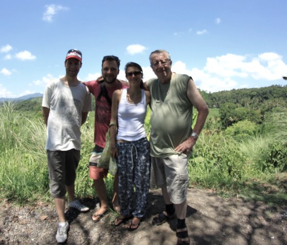 Der Besuch des Vaters Raymond Schaus in Bali läutete einen weiteren Wendepunkt im Leben von Nathalie und Kim ein., © Nathalie Schaus