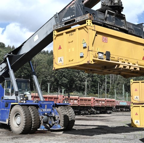 Die Reachstacker sind wendig und heben die Container vom LKW auf die Schiene, © Eifel Tourismus/Petra Grebe