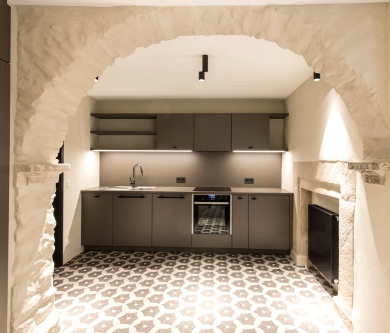 Moderne Küche im historischen Gebäude, © J.M. LEUFGEN AG/SA