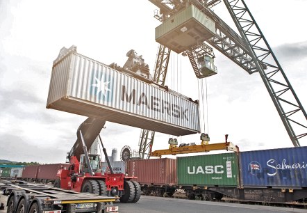 Containerumschlag, © Trierer Hafengesellschaft mbH