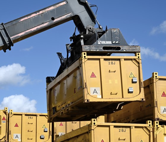 Die Reachstacker sind wendig und heben die Container vom LKW auf die Schiene, © Eifel Tourismus/Petra Grebe