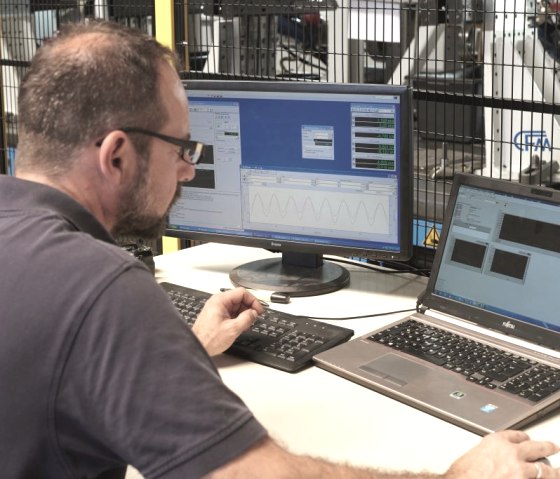 Mitarbeiter am Rechner, © CFM Schiller GmbH