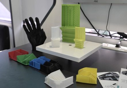 3D-Druck aus dem FabBus – rollendes Labor mit 3D-Druckern, © Zukunftsinitiative Eifel (c) Petra Grebe