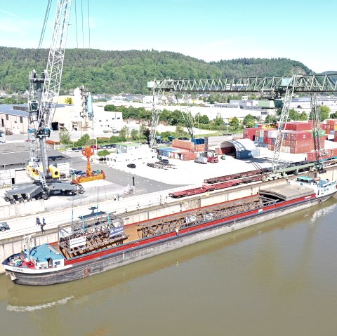 Ein Binnenschiff wird verladen, © Trierer Hafengesellschaft mbH