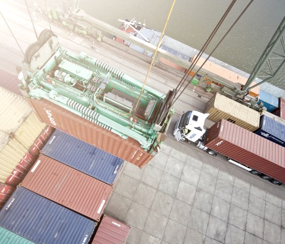 Verladung von Containern, © Trierer Hafengesellschaft mbH