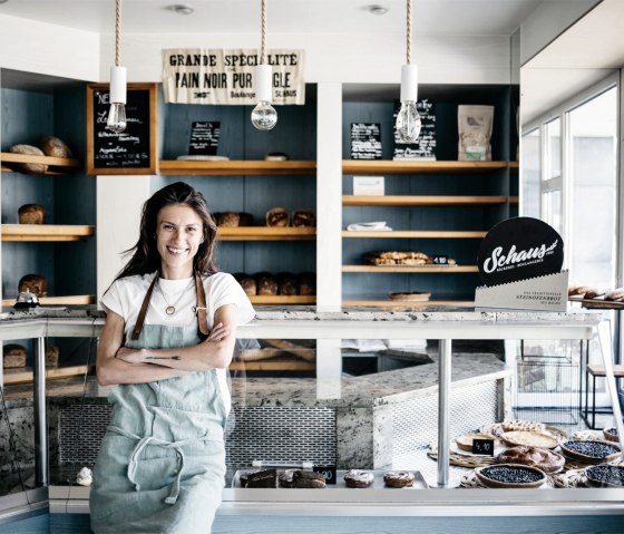 Nathalie Schaus im Verkaufsraum ihrer Bäckerei, © Bäckerei Schaus