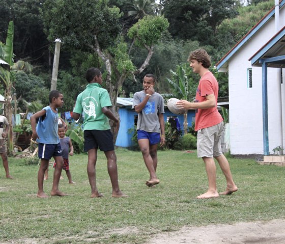 Football-Spiel mit einheimischen Jugendlichen, © Nathalie Schaus