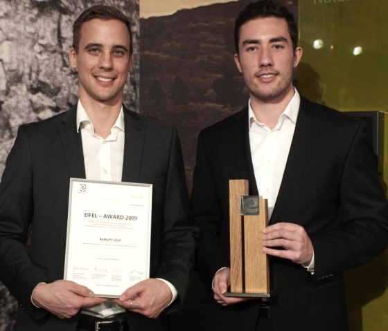 André Haep und Henrik Bell nehmen Eifel-Award entgegen, © Zukunftsinitiative Eifel (c) Petra Grebe