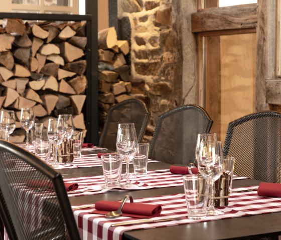 Die Tische werden für die Gäste schön eingedeckt, © Löffel's Landhaus