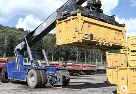 Die Reachstacker sind wendig und heben die Container vom LKW auf die Schiene, © Eifel Tourismus/Petra Grebe