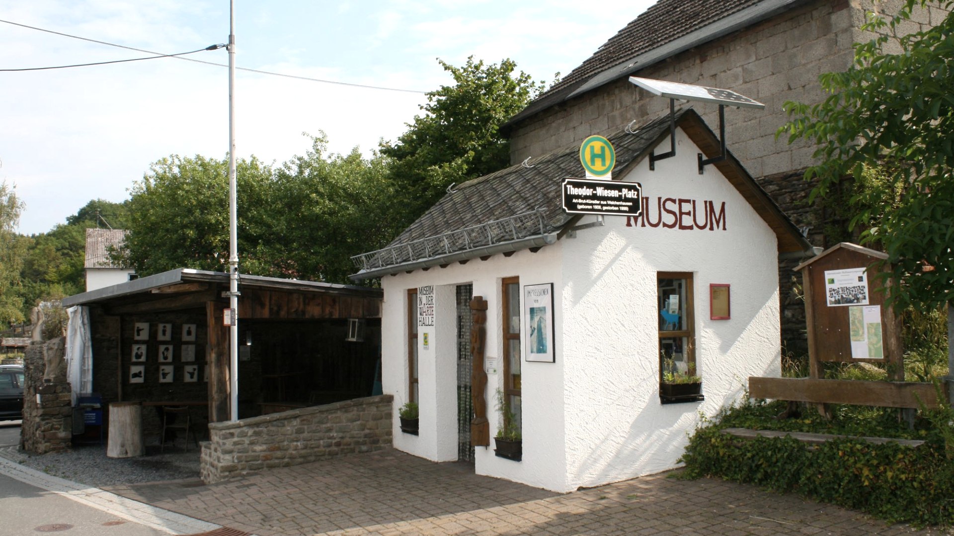 Das „wArtehalle“-Museum Welchenhausen. Etwas so Unwahrscheinliches hätte man im 30-Einwohner-Dorf nicht erwartet. , © Eifel hautnah, Stefan Lieser