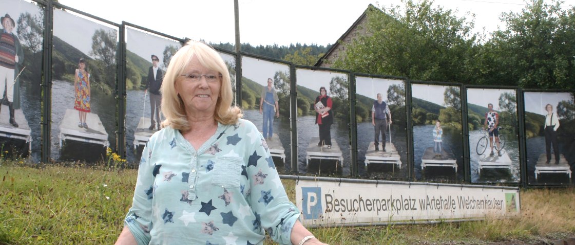 „Ich war von der Idee sofort begeistert!“ Leonie Simons, 1. Vorsitzende des Fördervereins „Museum wArtehalle Welchenhausen“, ist von Anfang an dabei., © Eifel hautnah, Stefan Lieser