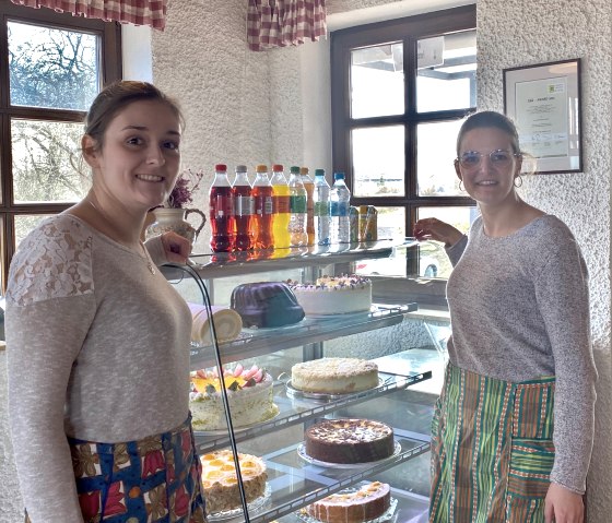 Ayla und Kira Kowalinski vor der Kuchenauswahl, © Angelika Koch, ET