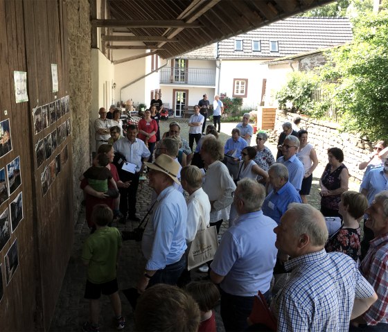 Im Herzen der Vulkaneifel, eng verbunden mit der Natur, am Fuße des Katzenbergs, liegt die Kleinstgemeinde Basberg. 93 Einwohner/innen zwischen null und 93 Jahren, wovon 25 unter 18 Jahre sind, gestalten unser Leben im Dorf lebendig. Eine gesunde Mischung aus Tradition, Neuem, ein Leben in und mit der Natur sind Motor für ein kontinuierliches bürgerliches Engagement, das in den letzten Jahrzehnten viel bewegt hat. Basberg, ein Ort zum Leben und Wohlfühlen., © BLE