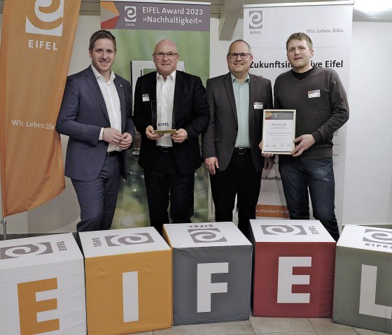 Die Therme Euskirchen hat den EIFEL Award Nachhaltigkeit gewonnen. Markus Ramers, Landrat Kreis Euskirchen mit Mitarbeitern, © Eifel Tourismus/Petra Grebe