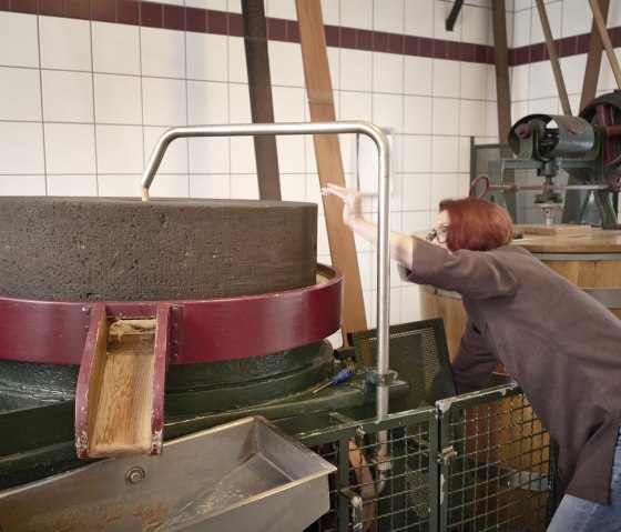 Die Maische wird gemahlen, © Historische Senfmühle Monschau
