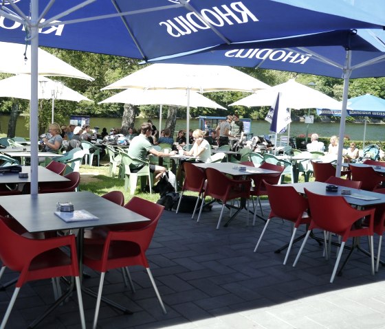 Der Biergarten mit Blick auf den Obersee, © Eifelhaus