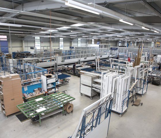 In der Produktion treffen digitalisierte Prozesse auf handwerkliches Knowhow, © Helmut Meeth GmbH &amp; Co. KG